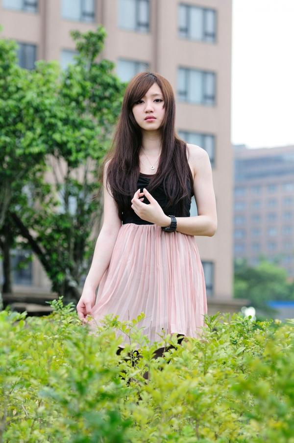 顾莉雅 顾莉雅  台湾美少女小雅户外随拍：条纹装搭配黑丝尽显清新气质与修长美腿，治愈系街拍写真集第30张图片