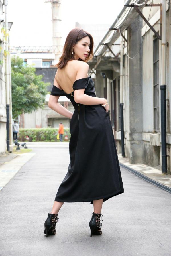 王涵筠 王涵筠  台湾正妹 Kate 黑裙街拍写真，优雅气质散发迷人御姐范儿第21张图片