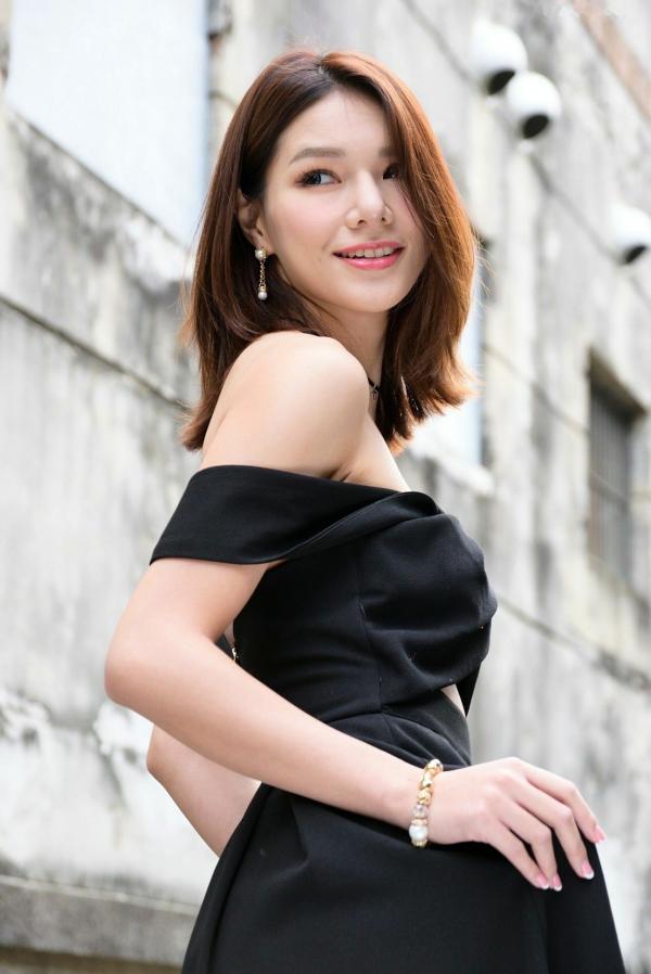 王涵筠 王涵筠  台湾正妹 Kate 黑裙街拍写真，优雅气质散发迷人御姐范儿第29张图片