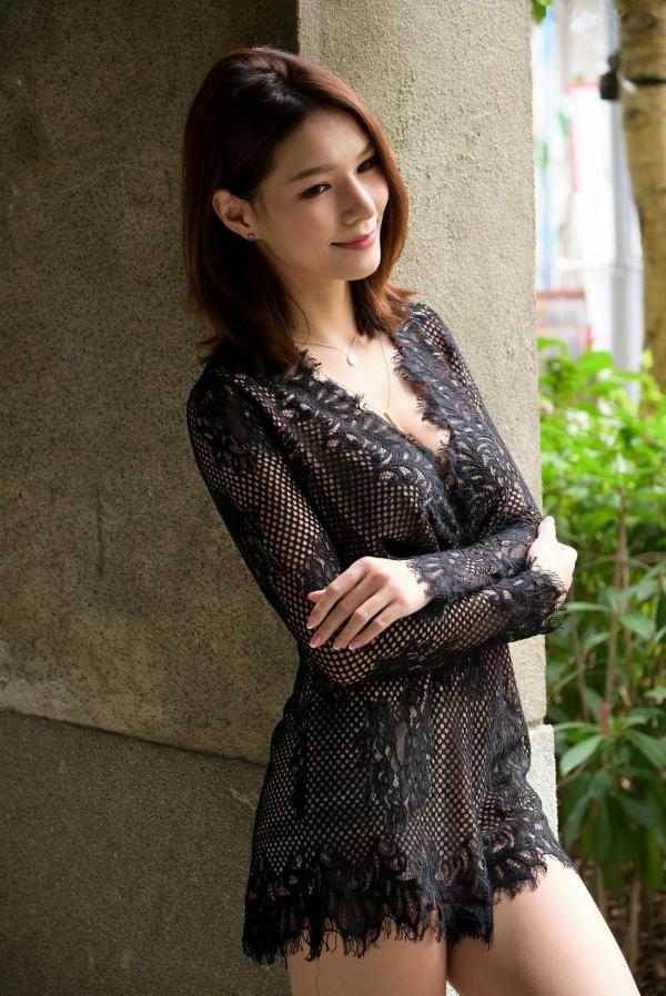 王涵筠 王涵筠  台湾正妹 Kate户外写真，黑色蕾丝镂空装尽显诱惑身材，气质甜美迷人，性感御姐范儿系列[53P]第1张图片
