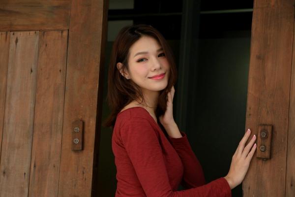 王涵筠 王涵筠  台湾正妹Kate-户外时尚写真，红衣配超短皮裙尽显迷人身材，气质御姐街拍诱惑大片第6张图片