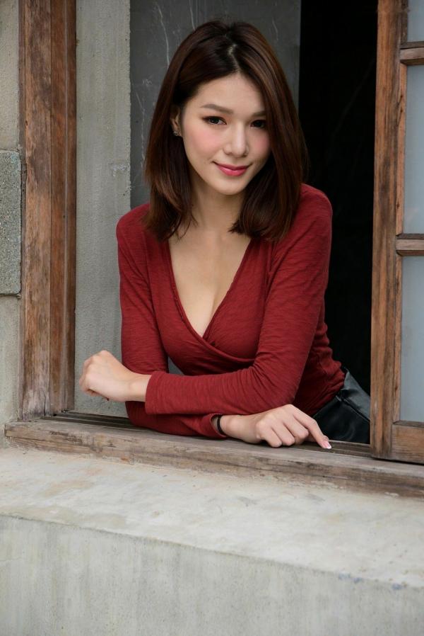 王涵筠 王涵筠  台湾正妹Kate-户外时尚写真，红衣配超短皮裙尽显迷人身材，气质御姐街拍诱惑大片第25张图片