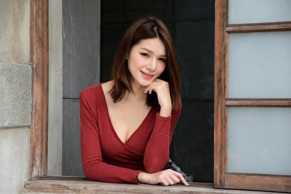 王涵筠 王涵筠  台湾正妹Kate-户外时尚写真，红衣配超短皮裙尽显迷人身材，气质御姐街拍诱惑大片第26张图片