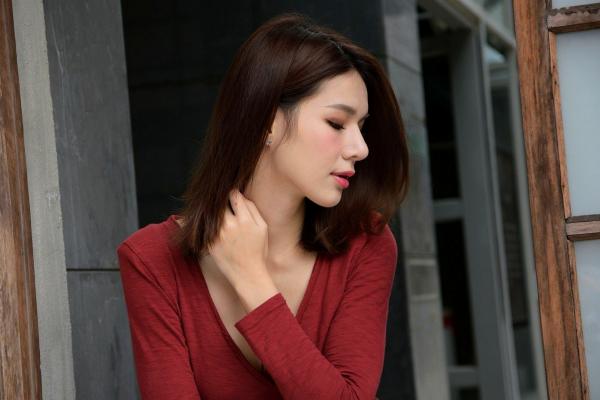 王涵筠 王涵筠  台湾正妹Kate-户外时尚写真，红衣配超短皮裙尽显迷人身材，气质御姐街拍诱惑大片第31张图片