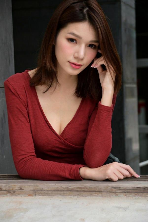 王涵筠 王涵筠  台湾正妹Kate-户外时尚写真，红衣配超短皮裙尽显迷人身材，气质御姐街拍诱惑大片第32张图片