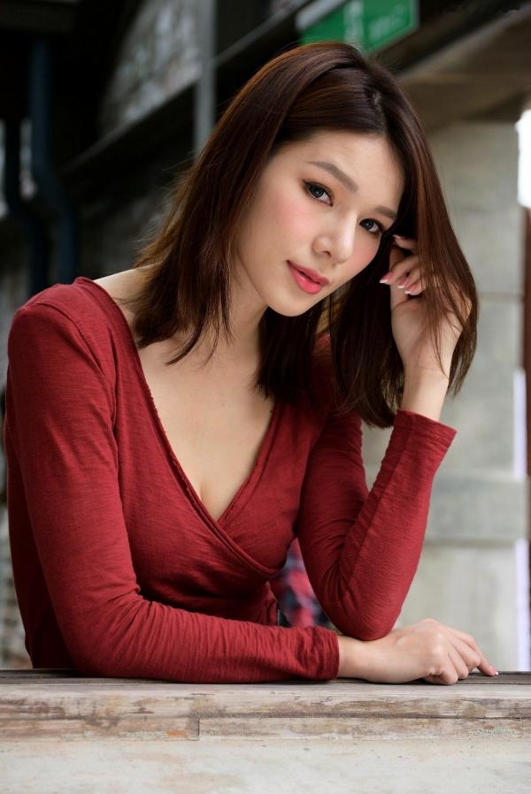 王涵筠 王涵筠  台湾正妹Kate-户外时尚写真，红衣配超短皮裙尽显迷人身材，气质御姐街拍诱惑大片第33张图片