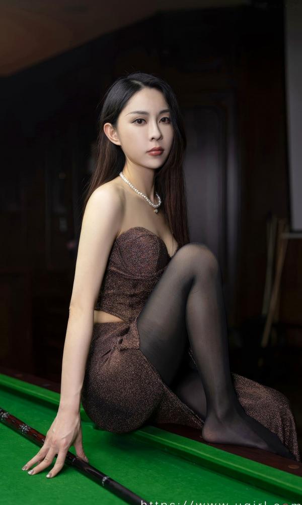 李舒璇 李舒璇  UGirlsApp尤果圈爱尤物2884期：Natasha《眼眸轻纱》，性感亮面紧身裙搭配黑丝在台球间的迷人私房写真第21张图片