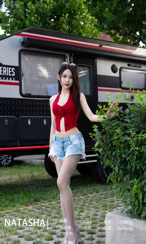 李舒璇 李舒璇  UGirls尤果圈-2875-Natasha《玫瑰的来信》：红色吊带配牛仔，机车房车户外性感大片第3张图片