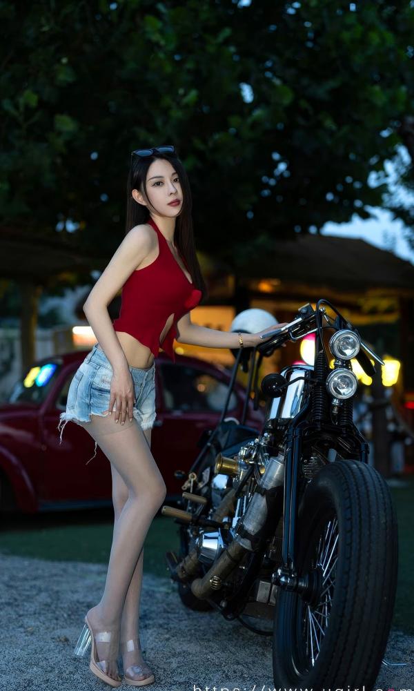 李舒璇 李舒璇  UGirls尤果圈-2875-Natasha《玫瑰的来信》：红色吊带配牛仔，机车房车户外性感大片第6张图片