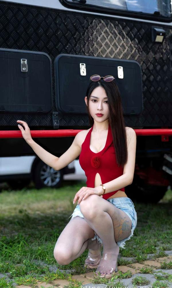 李舒璇 李舒璇  UGirls尤果圈-2875-Natasha《玫瑰的来信》：红色吊带配牛仔，机车房车户外性感大片第9张图片