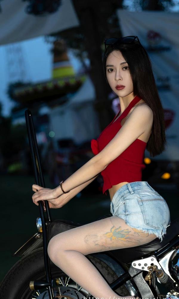 李舒璇 李舒璇  UGirls尤果圈-2875-Natasha《玫瑰的来信》：红色吊带配牛仔，机车房车户外性感大片第12张图片