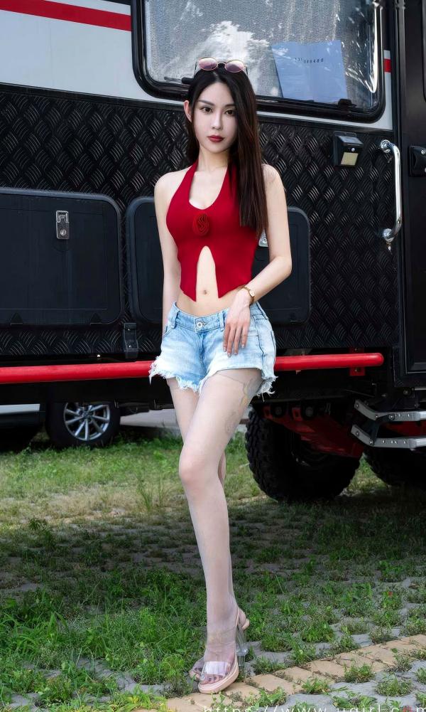 李舒璇 李舒璇  UGirls尤果圈-2875-Natasha《玫瑰的来信》：红色吊带配牛仔，机车房车户外性感大片第18张图片