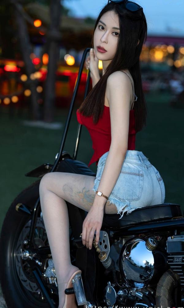 李舒璇 李舒璇  UGirls尤果圈-2875-Natasha《玫瑰的来信》：红色吊带配牛仔，机车房车户外性感大片第19张图片