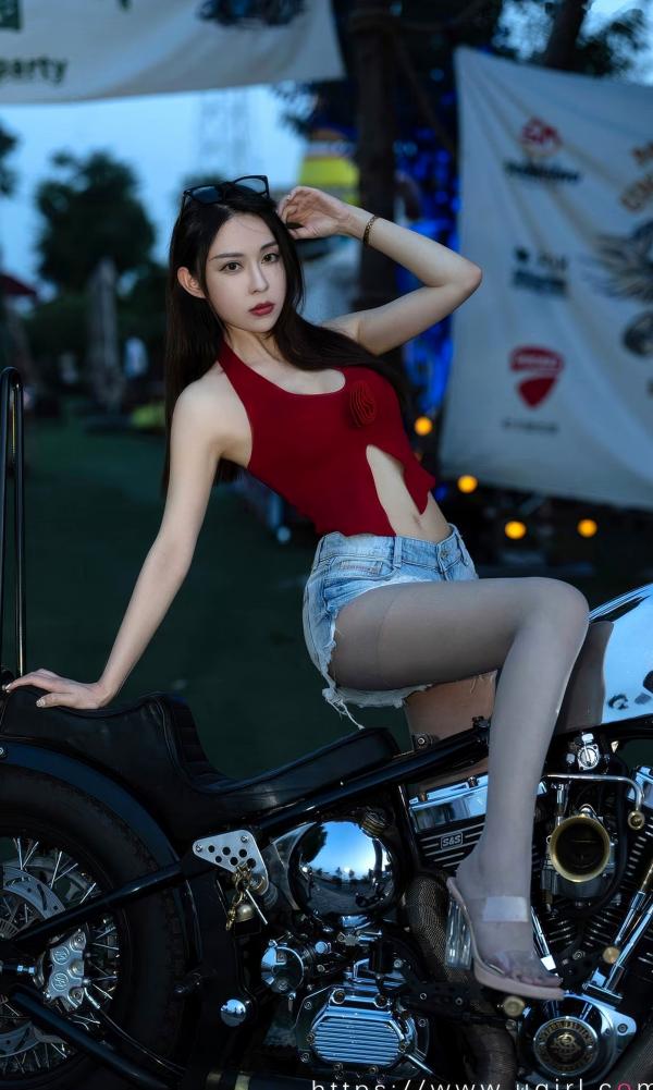 李舒璇 李舒璇  UGirls尤果圈-2875-Natasha《玫瑰的来信》：红色吊带配牛仔，机车房车户外性感大片第22张图片