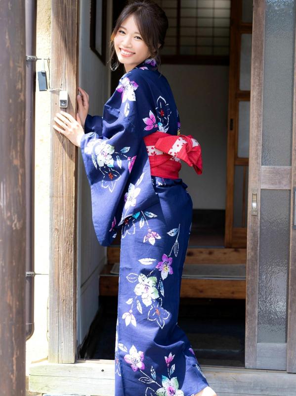 菜乃花 菜乃花  菜乃花写真集：榻榻米上的慵懒私房照，复古和服与性感内衣的极致诱惑，展现昭和风韵的女神魅力第2张图片
