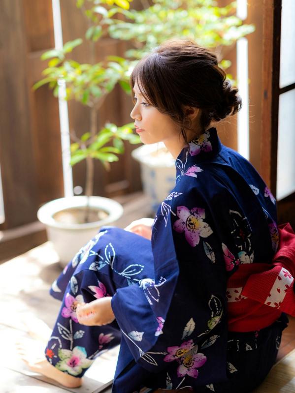 菜乃花 菜乃花  菜乃花写真集：榻榻米上的慵懒私房照，复古和服与性感内衣的极致诱惑，展现昭和风韵的女神魅力第4张图片