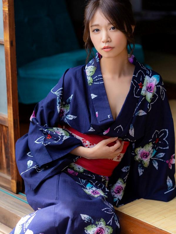 菜乃花 菜乃花  菜乃花写真集：榻榻米上的慵懒私房照，复古和服与性感内衣的极致诱惑，展现昭和风韵的女神魅力第5张图片