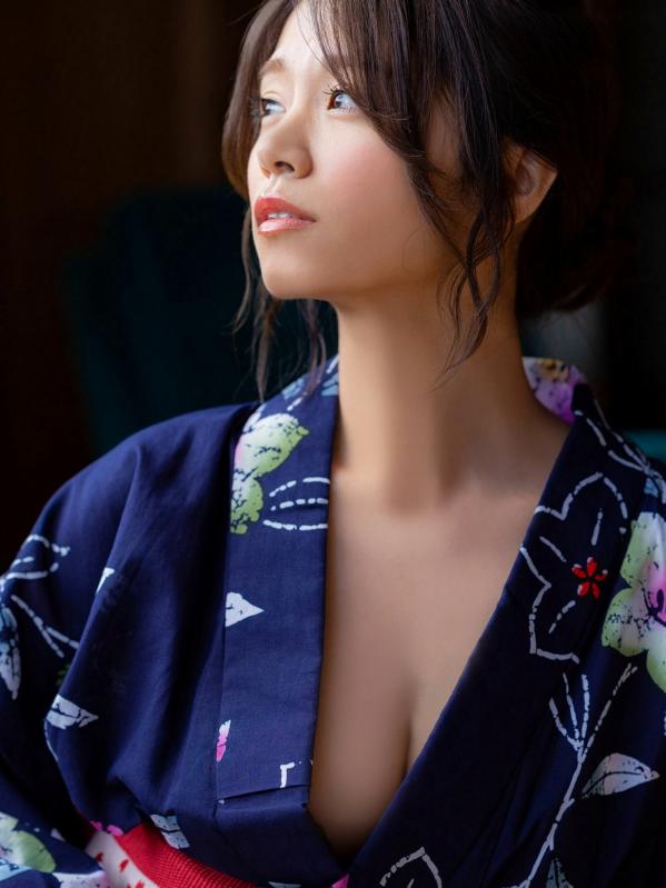 菜乃花 菜乃花  菜乃花写真集：榻榻米上的慵懒私房照，复古和服与性感内衣的极致诱惑，展现昭和风韵的女神魅力第6张图片