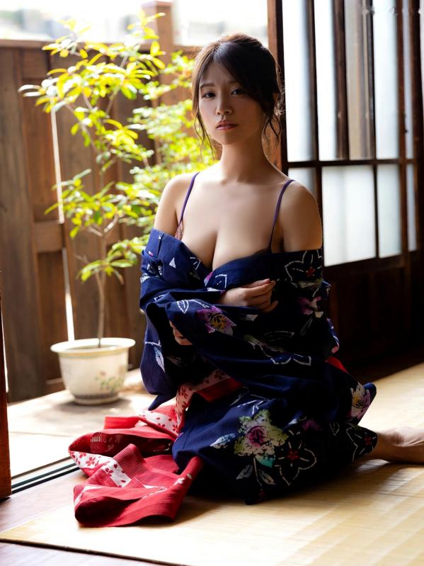 菜乃花 菜乃花  菜乃花写真集：榻榻米上的慵懒私房照，复古和服与性感内衣的极致诱惑，展现昭和风韵的女神魅力第7张图片