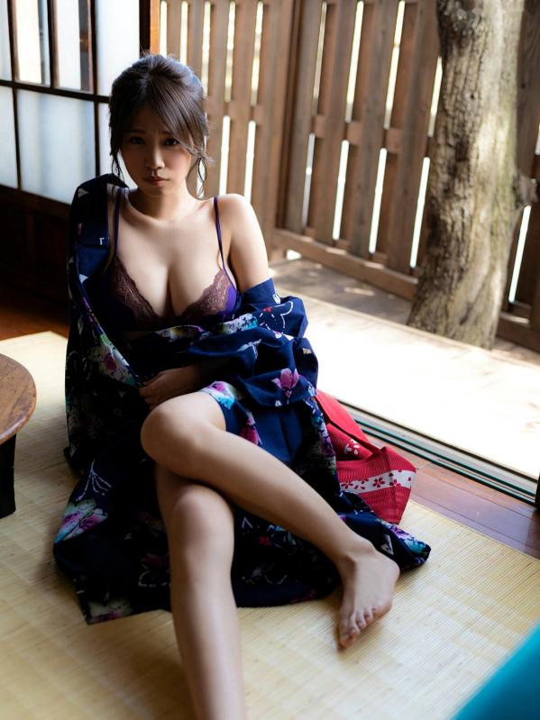菜乃花 菜乃花  菜乃花写真集：榻榻米上的慵懒私房照，复古和服与性感内衣的极致诱惑，展现昭和风韵的女神魅力第11张图片