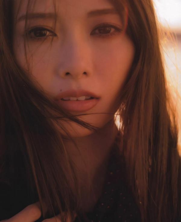 白石麻衣   白石麻衣《Passport》写真集，复古优雅与户外清新街拍风格，呈现女神绝美质感大片第31张图片