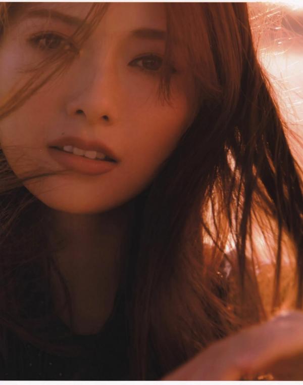 白石麻衣   白石麻衣《Passport》写真集，复古优雅与户外清新街拍风格，呈现女神绝美质感大片第33张图片