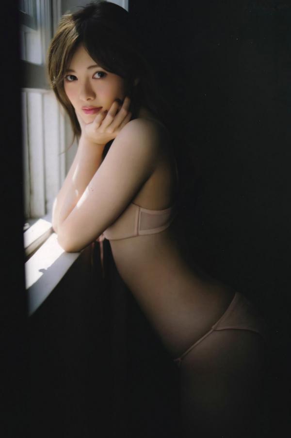 白石麻衣   白石麻衣《Passport》写真集，复古优雅与户外清新街拍风格，呈现女神绝美质感大片第34张图片