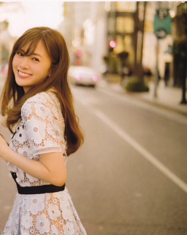白石麻衣   白石麻衣《Passport》写真集，复古优雅与户外清新街拍风格，呈现女神绝美质感大片第65张图片