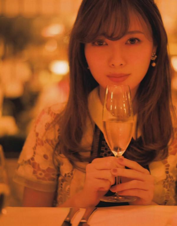 白石麻衣   白石麻衣《Passport》写真集，复古优雅与户外清新街拍风格，呈现女神绝美质感大片第114张图片