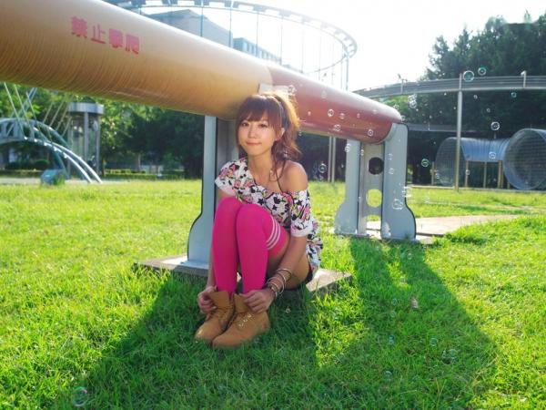 洪诗涵 洪诗  台湾正妹洪诗/洪诗涵清新户外写真：甜美街拍，展现邻家女孩治愈系青春活力第53张图片