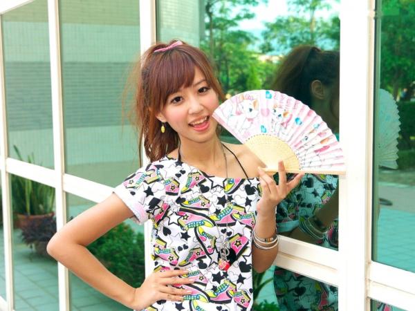 洪诗涵 洪诗  台湾正妹洪诗/洪诗涵清新户外写真：甜美街拍，展现邻家女孩治愈系青春活力第56张图片