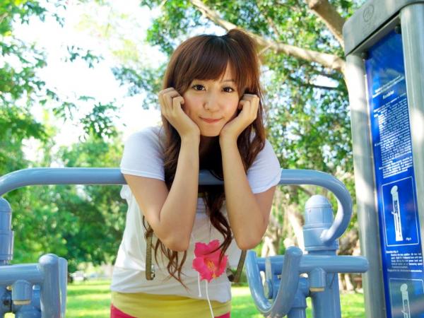 洪诗涵 洪诗  台湾正妹洪诗/洪诗涵清新户外写真：甜美街拍，展现邻家女孩治愈系青春活力第62张图片