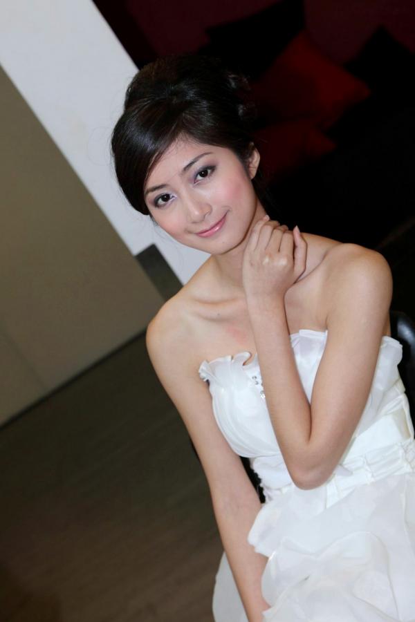 송미진 宋米秦  台湾正妹Emily纯白婚纱写真集：气质模特优雅室内唯美私房照第3张图片