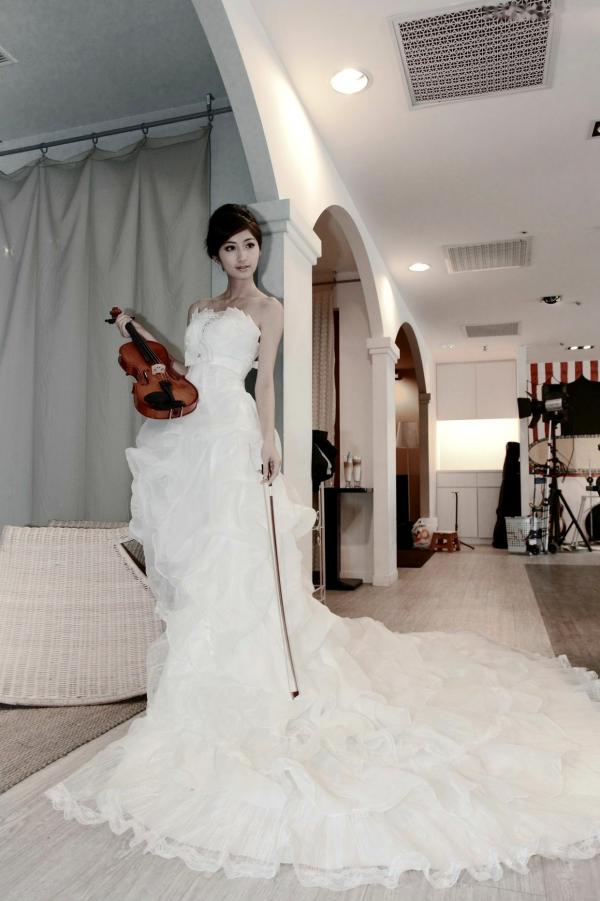 송미진 宋米秦  台湾正妹Emily纯白婚纱写真集：气质模特优雅室内唯美私房照第7张图片
