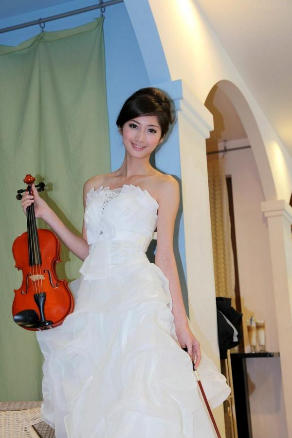 송미진 宋米秦  台湾正妹Emily纯白婚纱写真集：气质模特优雅室内唯美私房照第8张图片