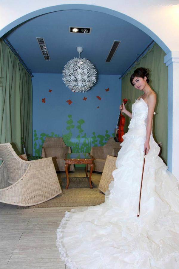 송미진 宋米秦  台湾正妹Emily纯白婚纱写真集：气质模特优雅室内唯美私房照第9张图片