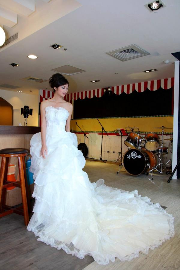 송미진 宋米秦  台湾正妹Emily纯白婚纱写真集：气质模特优雅室内唯美私房照第10张图片