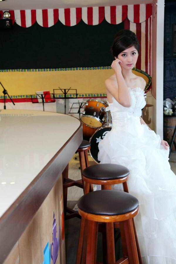 송미진 宋米秦  台湾正妹Emily纯白婚纱写真集：气质模特优雅室内唯美私房照第11张图片
