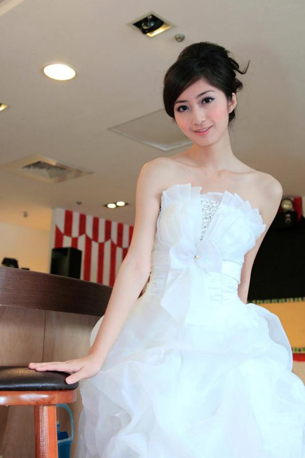 송미진 宋米秦  台湾正妹Emily纯白婚纱写真集：气质模特优雅室内唯美私房照第13张图片