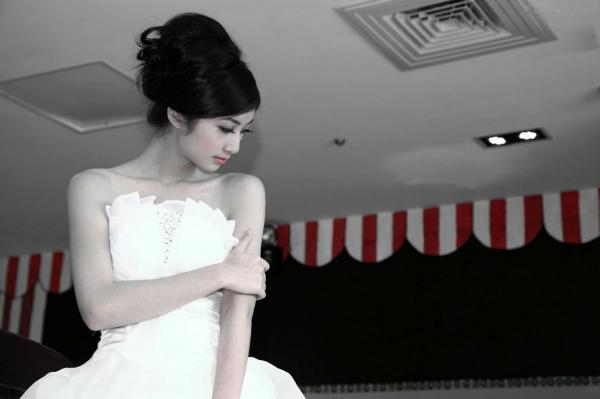 송미진 宋米秦  台湾正妹Emily纯白婚纱写真集：气质模特优雅室内唯美私房照第14张图片