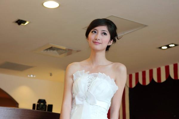송미진 宋米秦  台湾正妹Emily纯白婚纱写真集：气质模特优雅室内唯美私房照第15张图片