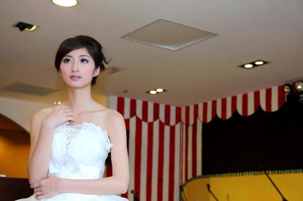 송미진 宋米秦  台湾正妹Emily纯白婚纱写真集：气质模特优雅室内唯美私房照第16张图片