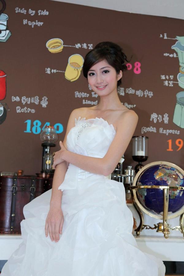송미진 宋米秦  台湾正妹Emily纯白婚纱写真集：气质模特优雅室内唯美私房照第19张图片