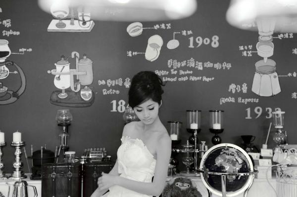 송미진 宋米秦  台湾正妹Emily纯白婚纱写真集：气质模特优雅室内唯美私房照第21张图片