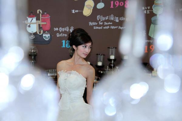 송미진 宋米秦  台湾正妹Emily纯白婚纱写真集：气质模特优雅室内唯美私房照第22张图片