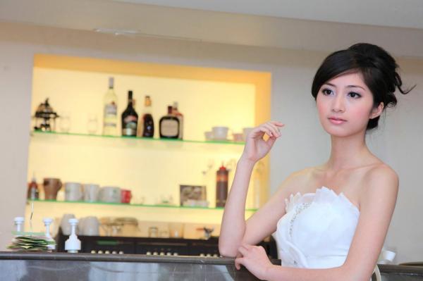 송미진 宋米秦  台湾正妹Emily纯白婚纱写真集：气质模特优雅室内唯美私房照第24张图片