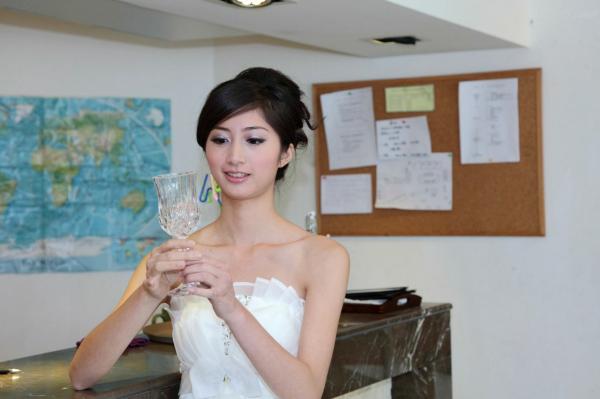 송미진 宋米秦  台湾正妹Emily纯白婚纱写真集：气质模特优雅室内唯美私房照第25张图片