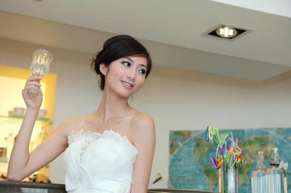 송미진 宋米秦  台湾正妹Emily纯白婚纱写真集：气质模特优雅室内唯美私房照第26张图片