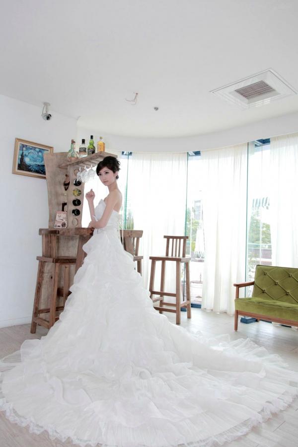 송미진 宋米秦  台湾正妹Emily纯白婚纱写真集：气质模特优雅室内唯美私房照第27张图片