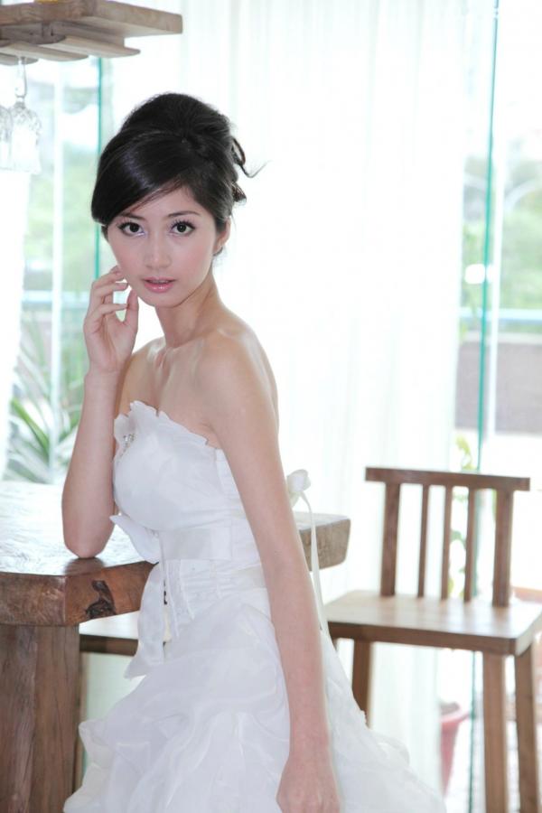 송미진 宋米秦  台湾正妹Emily纯白婚纱写真集：气质模特优雅室内唯美私房照第29张图片